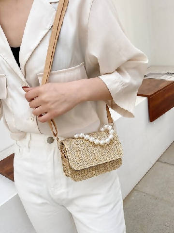 Mini bolsa de palha com decoração de pérola