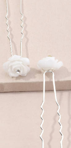 Gancho de cabelo com flores brancas