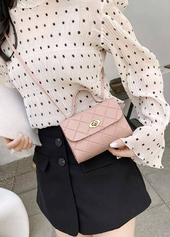 Bolsa com trava giratória em relevo minimalista