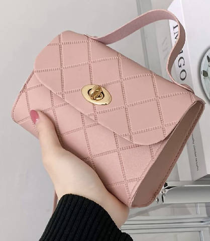 Bolsa com trava giratória em relevo minimalista