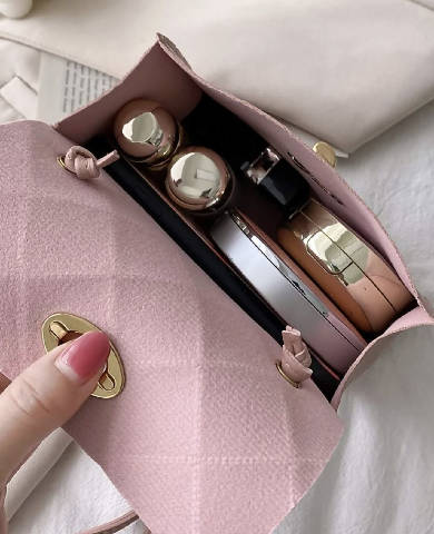 Bolsa com trava giratória em relevo minimalista