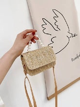 Carregar imagem no visualizador da galeria, Mini bolsa de palha com decoração de pérola